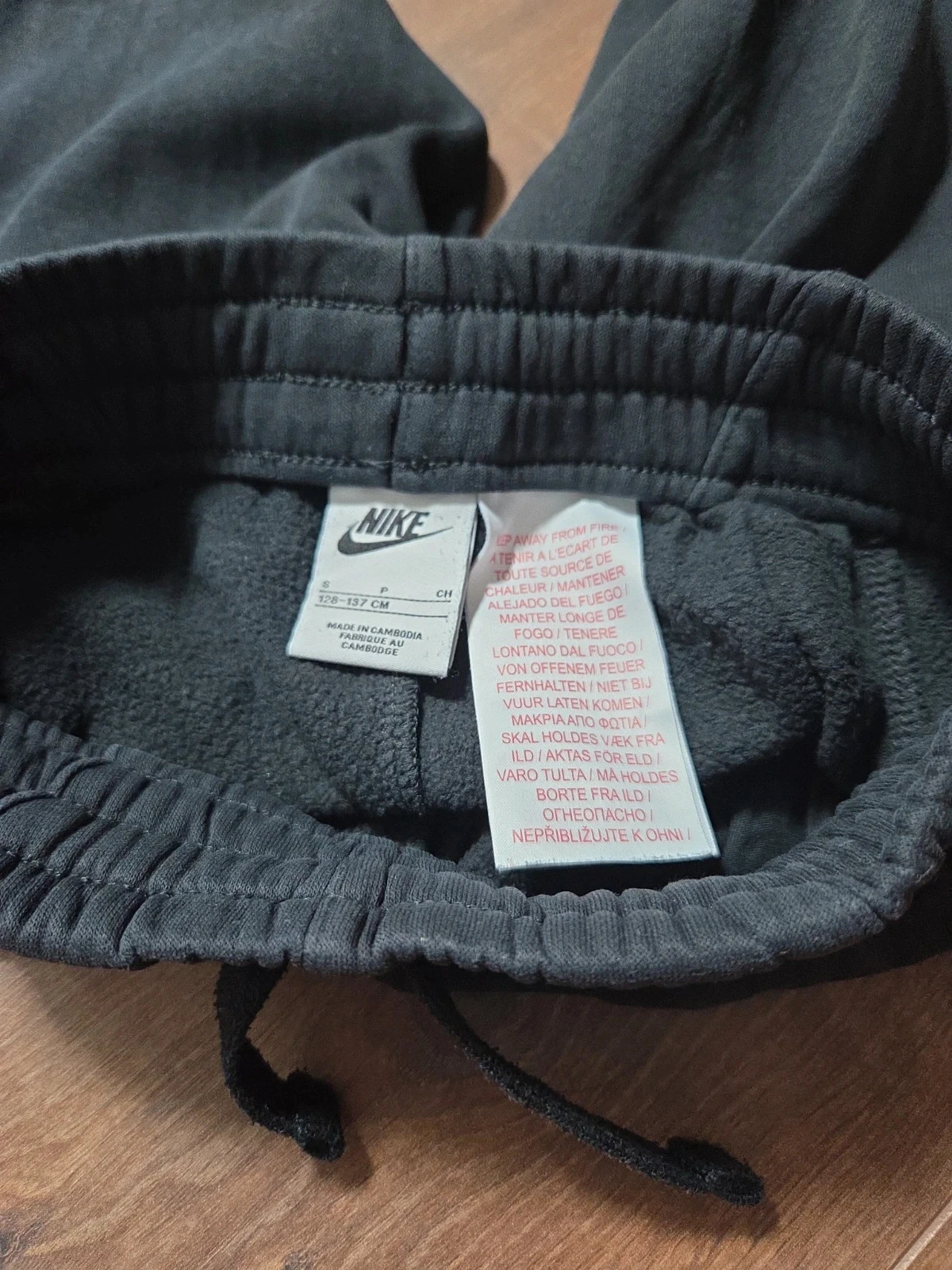 Zwarte joggingbroek en Nike t-shirt 8 jaar – photo 9